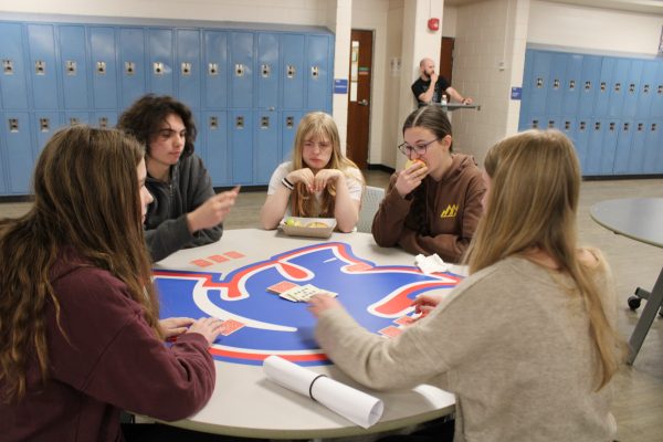 Students sit together at lunch following the new phone policy. 