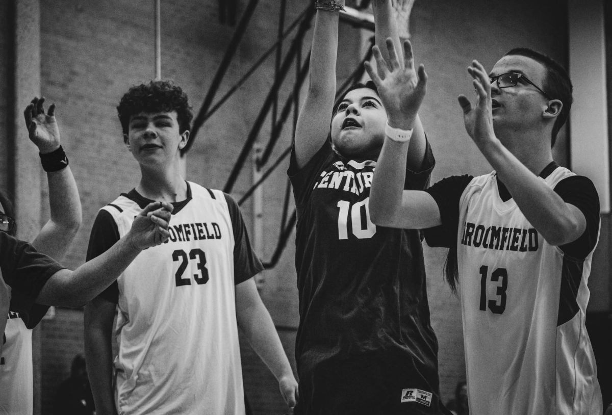 Daisy Cardeñas (center, number 10) makes a jump shop.